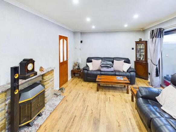 CAM04233G0-PR0011-STILL031