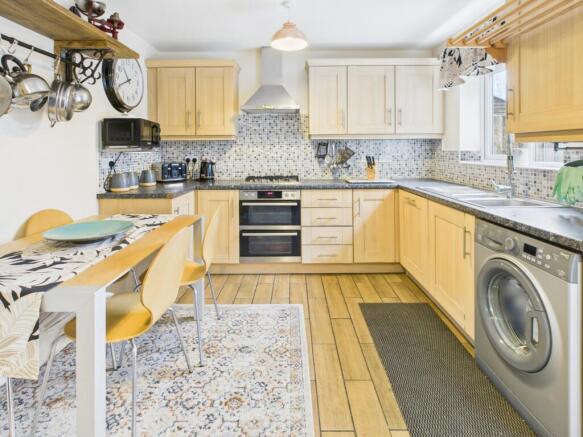 CAM04233G0-PR0033-STILL008