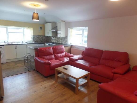 6 bedroom Flat for rent