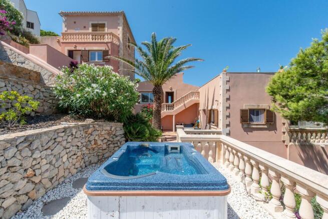 Villa in a quiet hillside location with a low-maintenance garden