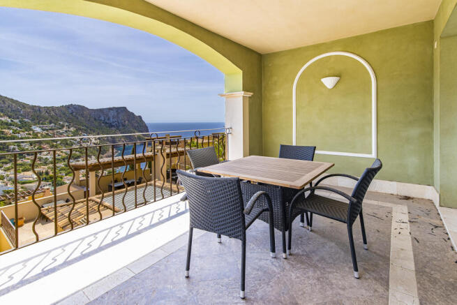 Covered sea view terrace