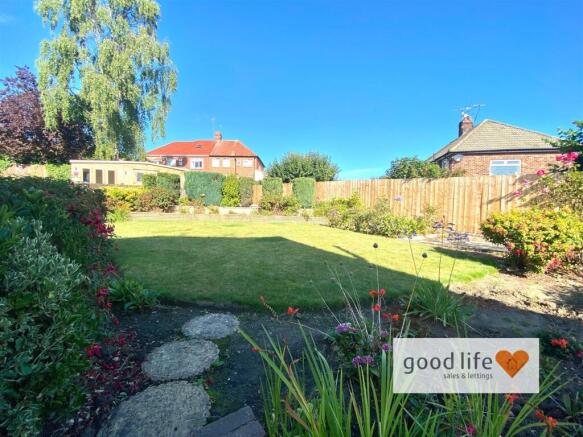 20220826_085333437_iOS4hatfieldgardens.jpg