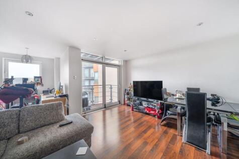 Fishguard Way, Galleons Lock, E16