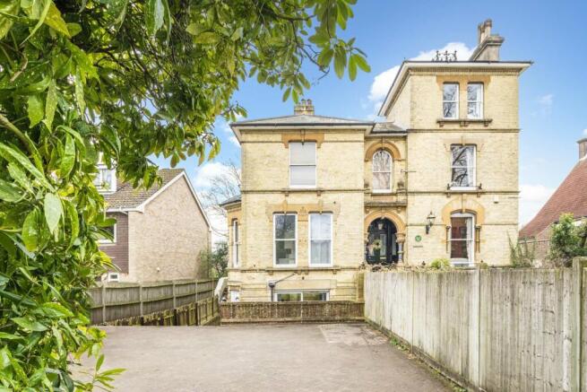 1 Bedroom Unfurnished Flat