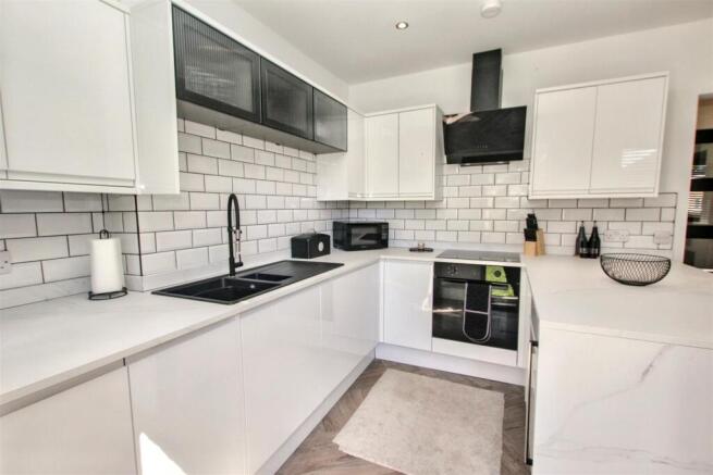 6- Kitchen.jpg