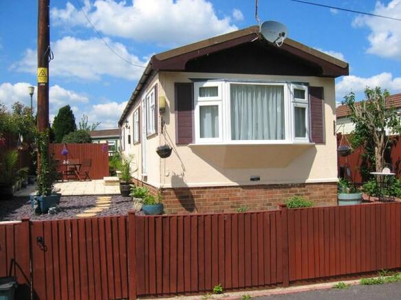 1 Bedroom Mobile Home For Sale In Westhorpe Park Marlow Sl7