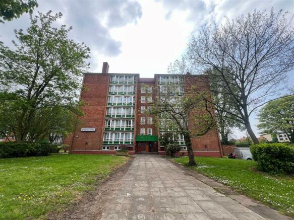 3 bedroom apartment for sale in Frogmoor House, Hob Moor Road ...