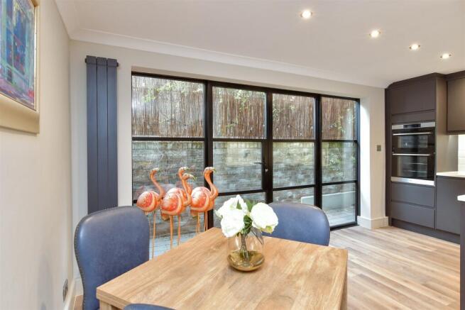 Lounge/ Dining Area