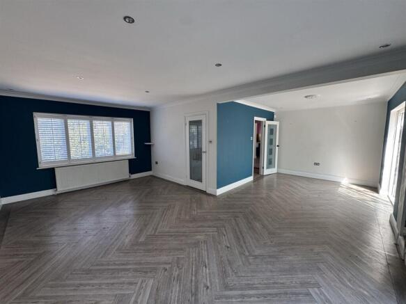 Lounge/Dining Area