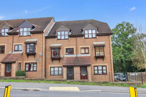 2 Chalet Court, Bordon