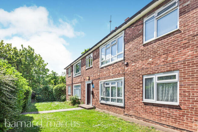 2 bedroom apartment for sale in Stonecot Hill, Sutton, SM3