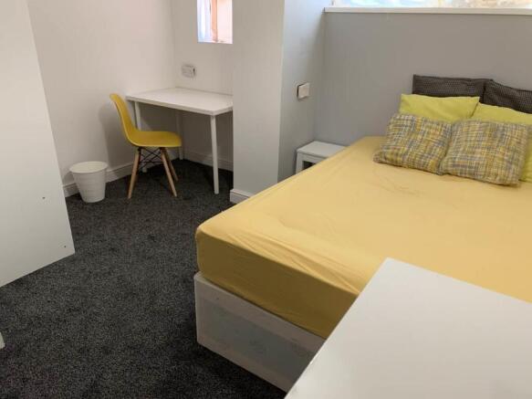 £525 Room 1 a.JPG