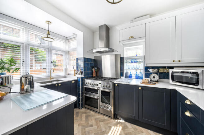 1305343-13-684323...