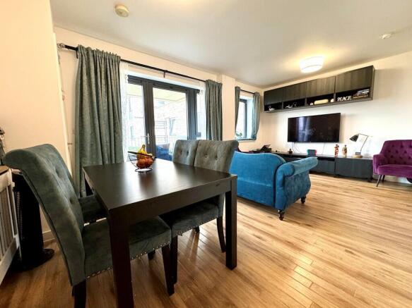 2 Selby House liv...