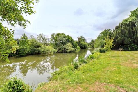 Kingfisher Close, Walton-On-Thames, Surrey, KT12