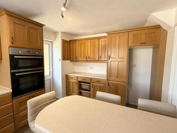 Kitchen 2.jpg