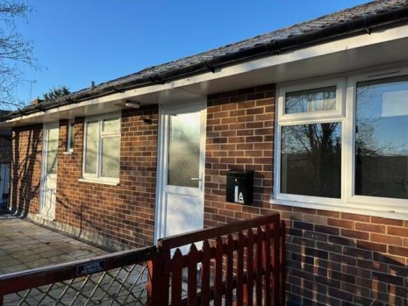 Flat 1A High Street, Headley.front.jpg