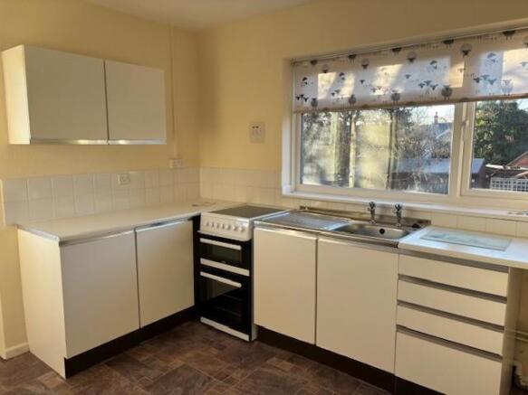 Flat 1A High Street, Headley. kitchen1.jpg