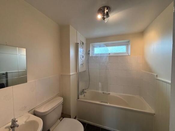 20 Plovers Way bathroom.jpg