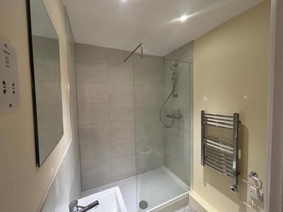 19 Whitebines new shower.jpg