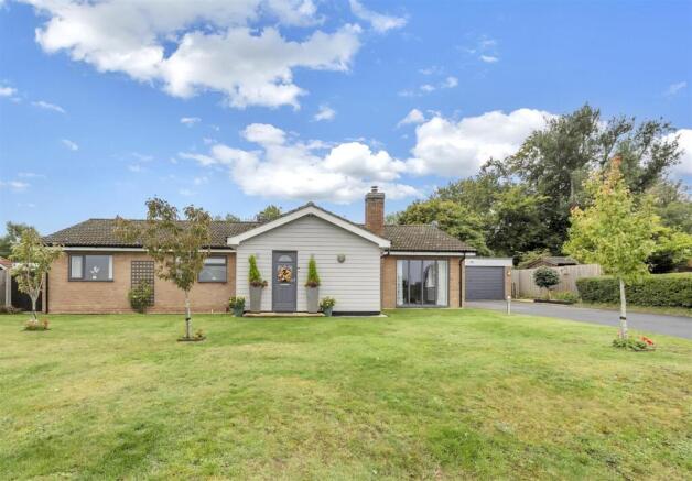 2 Douglas Close, IP24 1NF_DCP_1656 vendor front sh