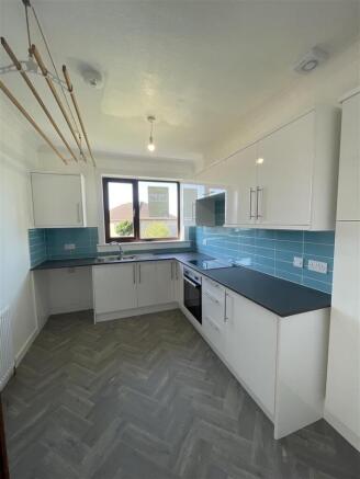 23 Highthorne Crescent Kitchen.jpeg