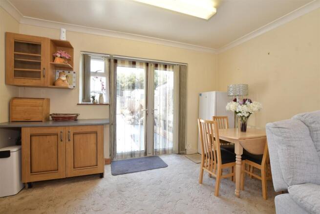 Lounge/Dining Room
