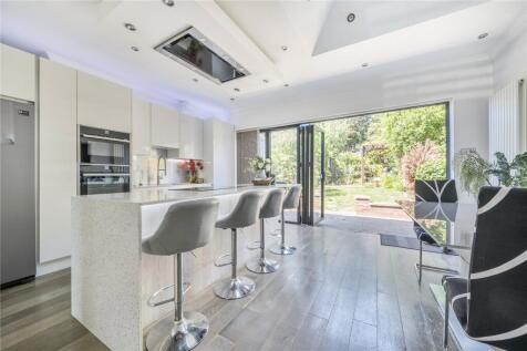 Ecclesbourne Gardens, Palmers Green, London, N13