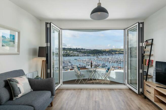 2A River View, Kingswear, Living Room