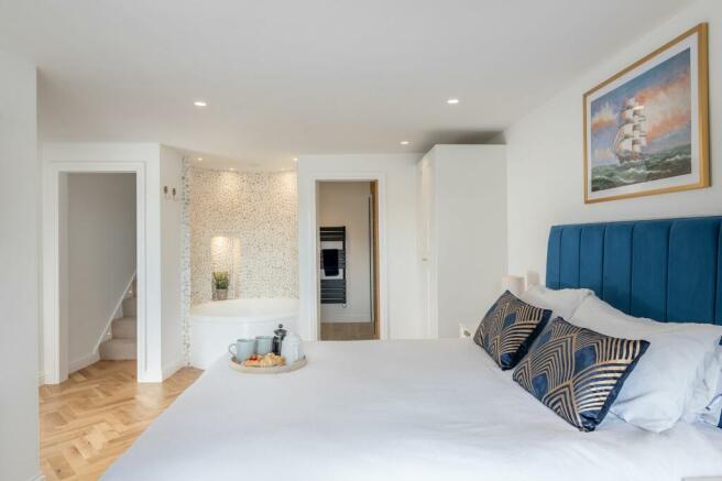 Trafalgar Cottage, Above Town, Dartmouth - Principle Bedroom with Jacuzzi