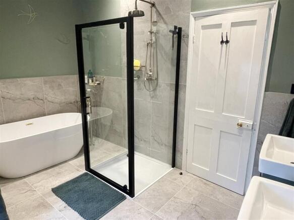 Bathroom 1.JPG