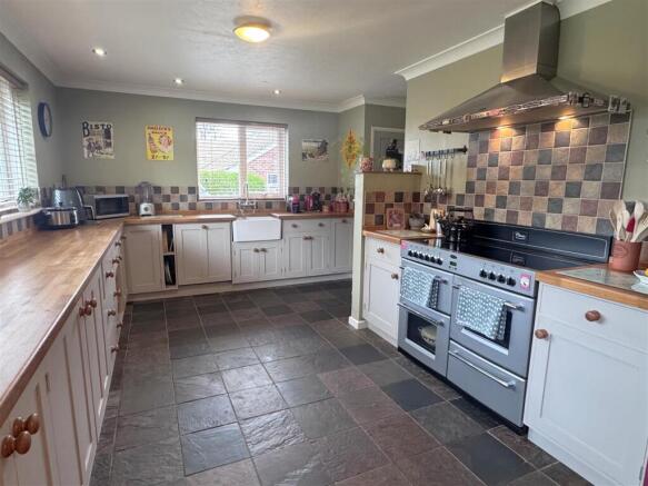 Kitchen 1.JPG