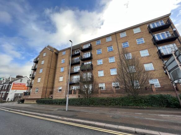 Large Modern 1 Bed Apartment - Ideal commuter loc