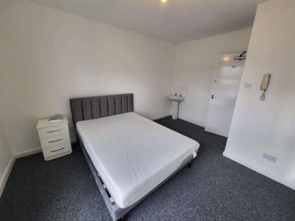 Large Room to rent in New Flat Share
