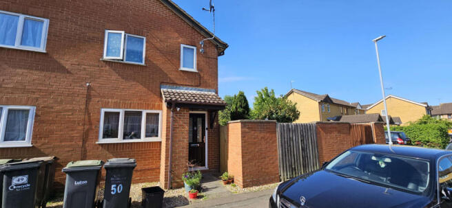 1 bedroom cluster house with private garden, loca