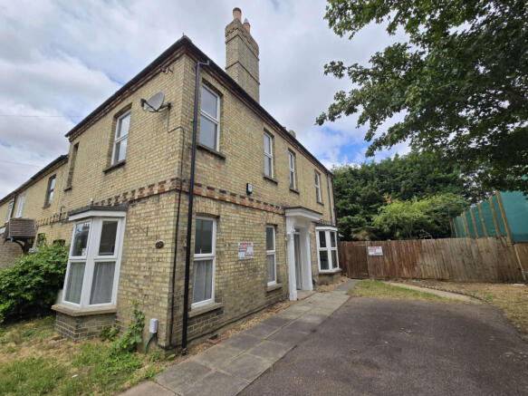 3 bed end terrace to rent Laburnum Road, Sandy SG