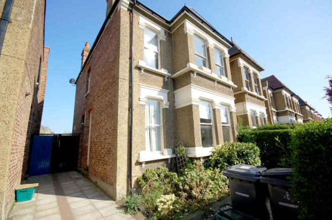 2 bedroom Ground Floor Maisonette with Own Rear G