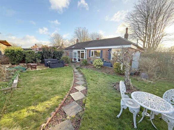Roxby Rear Garden pic 2.jpg