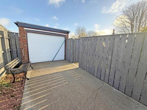 Roxby Garage.jpg