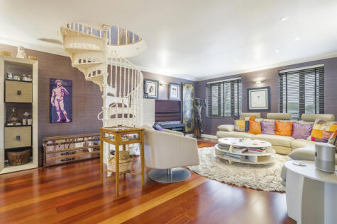 Discovery Walk, 
Wapping, E1W