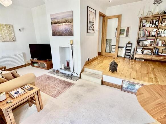 Lounge/Dining Area