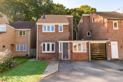 Mountbatten Close, Crawley, RH11