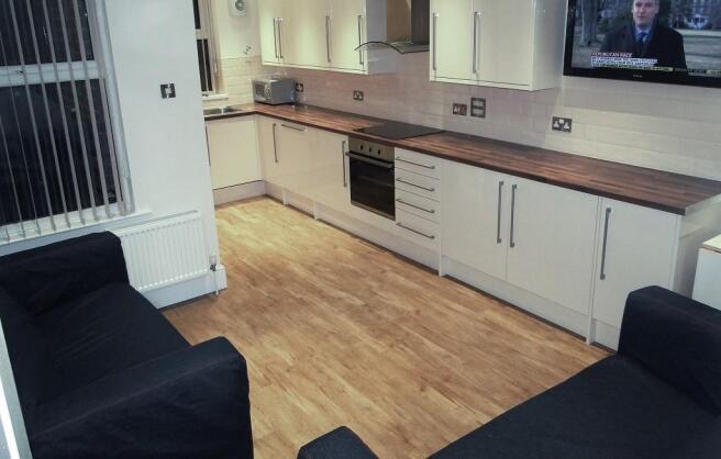9 Bruce Road Kitchen and Lounge .jpg