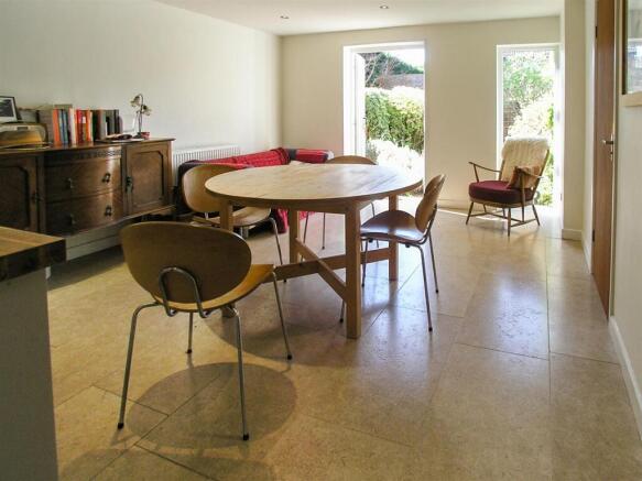 DINING / SITTING