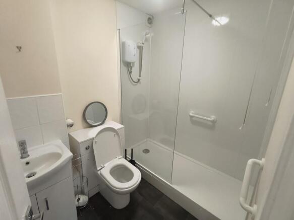 bathroom 1.jpg