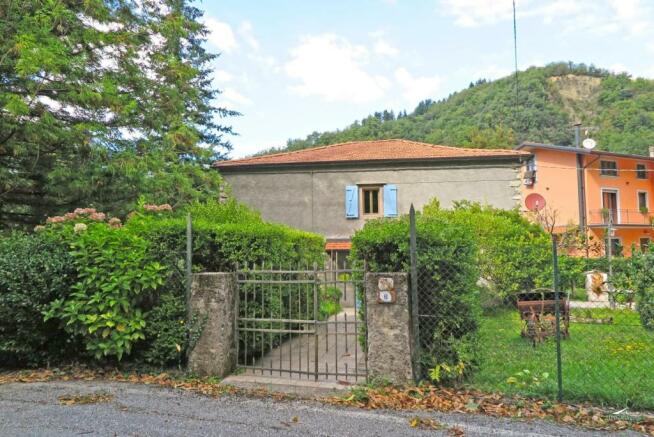 5 bedroom detached house for sale in Tuscany, Lunigiana, Fivizzano, Italy