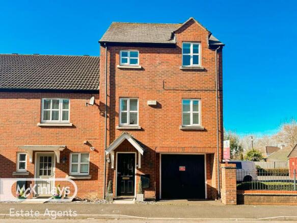 Beautifully presented four bedroom town house clo