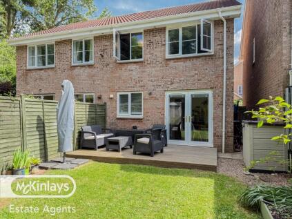 3 bedroom house in Denning Close, Garage and drive