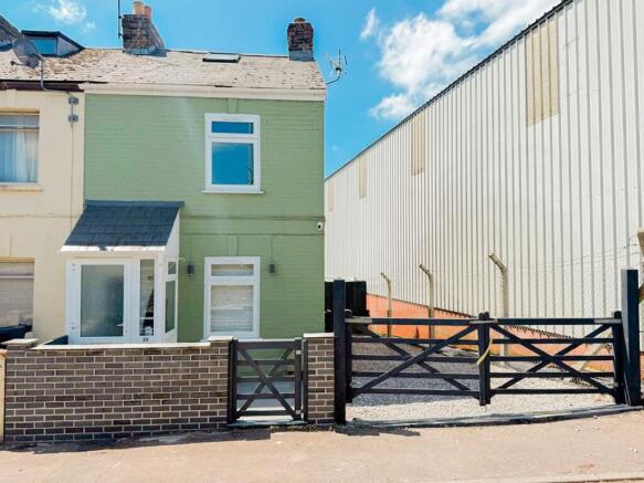 Completely refurbished 2 bedroom cottage with par