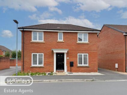 Modern Three-Bedroom Detached Home with Garden Bar – Norton Fitzwarren, Taunton